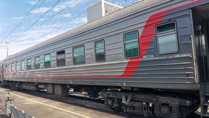 Главная картинка новости: Россиянка выкупила нижние места в купе и соседям чемоданы убрать не разрешила - комфортное путешествие стало "адом"