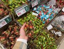 Взяла 5 конфет в "Пятерочке", продавец на кассе взвесил на 320 грамм. Вот так нас дурят в магазинах с обвесом