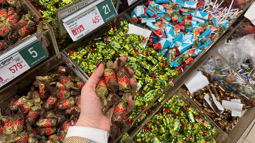 Главная картинка новости: Взяла 5 конфет в "Пятерочке", продавец на кассе взвесил на 320 грамм. Вот так нас дурят в магазинах с обвесом