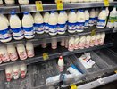 Крашенная вода с побелкой: Росконтроль назвал марки молока, которые лучше не брать даже со скидками
