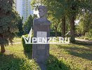 «Неужели сложно заменить мемориальную доску?»: пензенцы просят обновить надпись на памятнике Герою Советского Союза на ул. Калинина