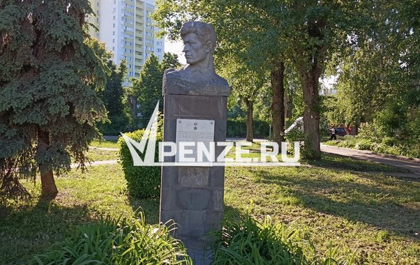 «Неужели сложно заменить мемориальную доску?»: пензенцы просят обновить надпись на памятнике Герою Советского Союза на ул. Калинина