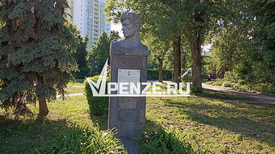 Главная картинка новости: «Неужели сложно заменить мемориальную доску?»: пензенцы просят обновить надпись на памятнике Герою Советского Союза на ул. Калинина
