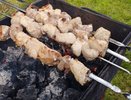 Шашлык получается нежным, если лук в маринаде приготовить по-особенному — простой приём, а вкус поражает