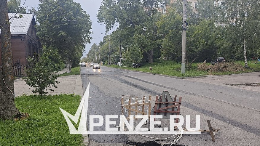 Главная картинка новости: На ул. Чкалова в Пензе второй раз за месяц провалился асфальт