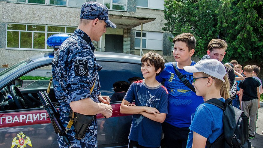 Главная картинка новости: Пензенские школьники принимают участие в акции «Каникулы с Росгвардией»