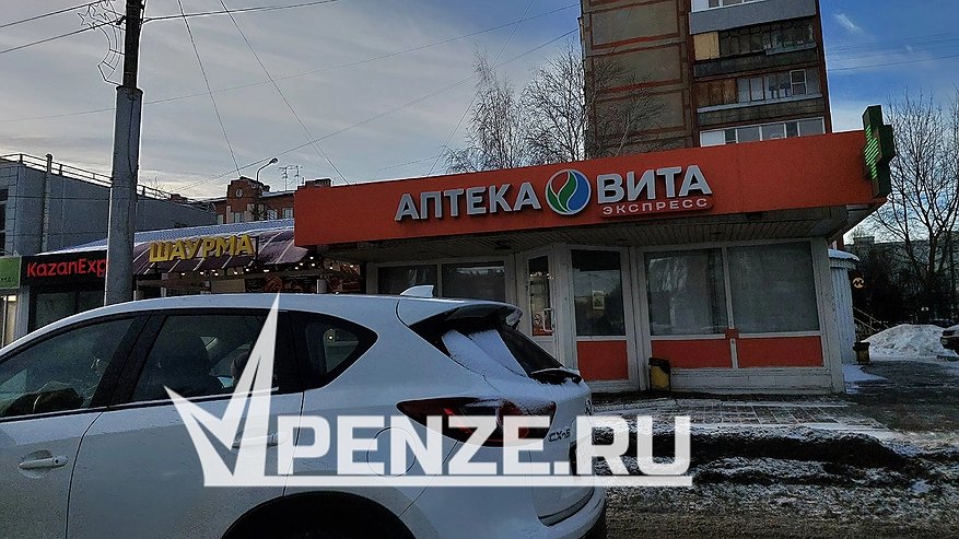Главная картинка новости: Оскорбительные надписи вместо рекламы: как дети взламывают «бегущую строку» на магазинах, и чем это им грозит