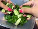 Много лет закрываю огурцы с острым кетчупом по такому рецепту: улетают со стола раньше всех, до весны ни одной банки не остается