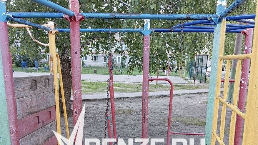 Главная картинка новости: Со скрипом на одном гвозде: пензенец нашел самую опасную детскую площадку в Терновке