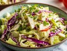 Обычный капустный салат, а вкус невероятный: весь секрет в заправке — делюсь рецептом, который точно понравится