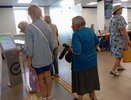 Соседка рассказала, как пенсионеры экономят деньги и откуда у них миллионы на вкладах в банке