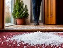Всегда сыплю соль у порога: простой лайфхак от опытной горничной, который мало кто знает