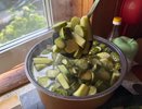Зачем мучиться с банками, если огурцы можно закрыть без варки и стерилизации: салат на зиму, который всегда съедают первым