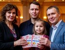 Хотели раздать деньги, а сами уехали из России: вот, что стало с семьей, выигравшей миллиард в лотерею