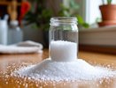 Теперь всегда ставлю стаканчик с солью в каждой комнате — горничная показала простую хитрость, которая изменила мою уборку навсегда