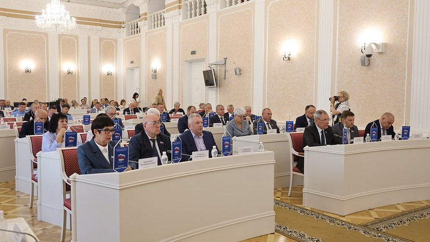 Главная картинка новости: 🙌Ягов пошел на повышение, Рябихина заняла кресло детского омбудсмена: главные новости с сессии областного ЗакСобра Сегодня в областном Законодательном Собрании прошла очередная сессия, на которой объявили о новых кадровых перестановках. Для многих жителей эти изменения оказались неожиданными. Так, повысили Олега Ягова. Он занял кресло первого зама председателя правительства Пензенской области. Ранее он был просто заместителем председателя. На его плечи легло решение вопросов: в сфере куль