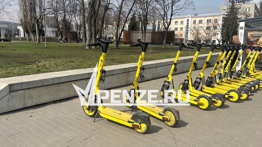 Главная картинка новости: Бросать самокаты в неположенных местах теперь нельзя: в области ввели штрафы