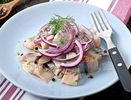Закуска из селедки, которая всегда уходит первой: рецепт простой, вкус невероятный, гости просят добавку