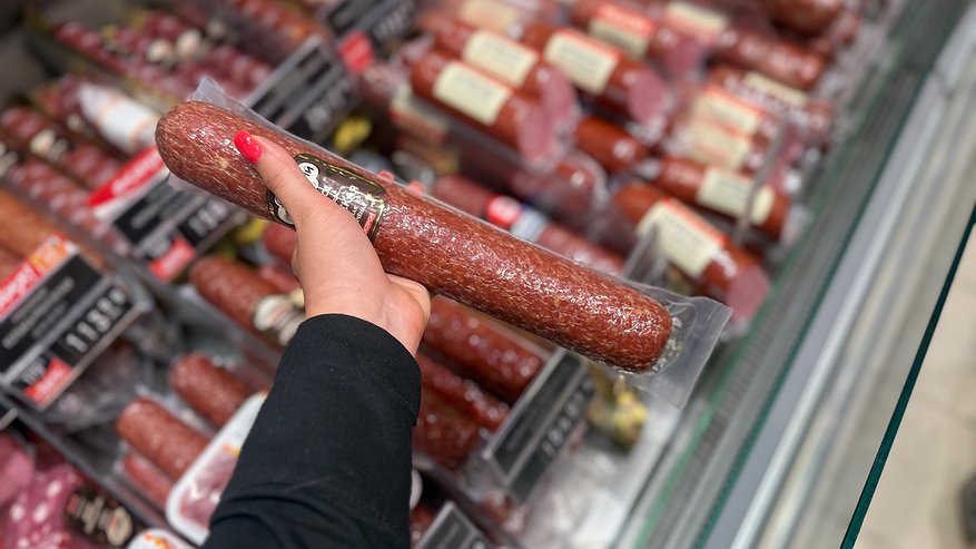 Главная картинка новости: Там чистое мясо – можно смело брать по 5 каталок: Росконтроль назвал лучшие марки колбасы