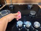 Плита снова блестит как новая: самодельное средство для кухни, которое удивит даже опытных хозяек