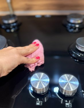 Плита снова блестит как новая: самодельное средство для кухни, которое удивит даже опытных хозяек