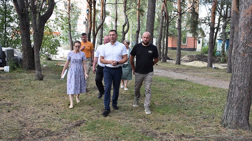 Главная картинка новости: Сквер «Семейный» на ГПЗ приводят в порядок в три смены