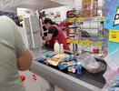 Замечали, как кассиры в "Магните" или "Пятерочке" переходят с одной кассы на другую? Объясняю, для чего они это делают.