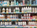 Узнала, зачем продавцы "Пятерочки" и "Магнита" стучат по молоку — и теперь делаю так же