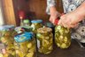 Миниатюра новости: Квашу огурцы способом, который знают только 3% хозяек. Хрустят до самой весны без единой добавки