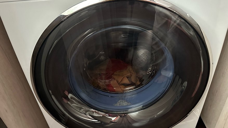 Главная картинка новости: Вот что нужно добавить во время стирки, чтобы вывести пятна и отбелить вещи - жаль, что не знала об этом раньше