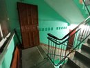 Всегда думала, что полосы на лестнице нарисованы для красоты. Но старая уборщица смогла объяснить -  для чего они на самом деле
