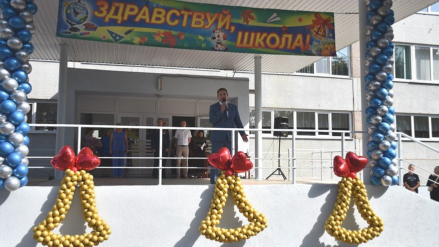 Главная картинка новости: Олег Денисов побывал на школьных линейках в День знаний