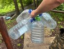 Пластиковые бутылки никогда не выкидываю: разрезаю на 3 части и получаю очень полезную вещь — не могу без нее в хозяйстве