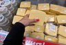 Миниатюра новости: Чистая пальма: Роскачество определило бренды сыров, которые лучше обходить стороной - жиров нет и "пластилиновый" вкус