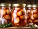 Маринованный чеснок на зиму — простой рецепт, который выручит зимой не раз! Хрустящий, ароматный и без лишних заморочек