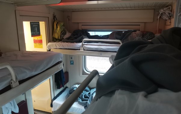 Выкупаю 2 места в плацкарте на себя: пассажиры в шоке - нашла простой способ сделать путешествие комфортным