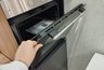 Миниатюра новости: Кидаю 10 граммов в противень — и духовка стала как новая: ни закаменелого нагара, ни векового жира — классный совет