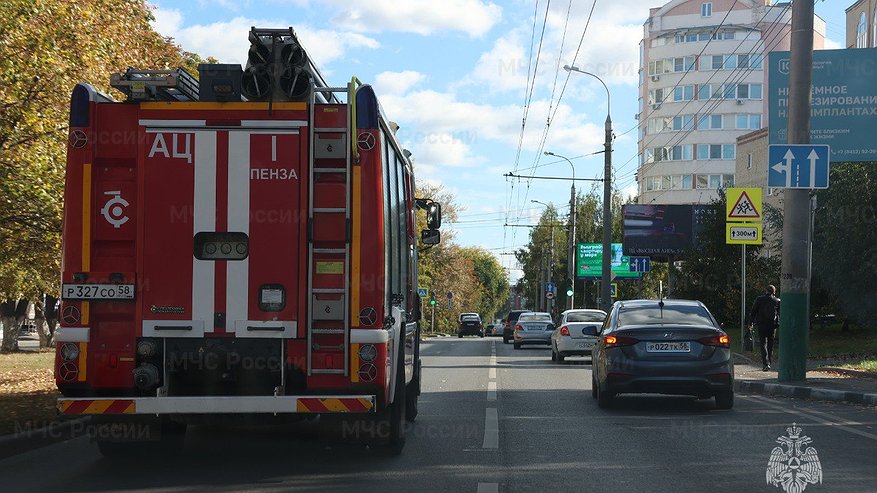 Главная картинка новости: В Кузнецке загорелись два дома на улице Чкалова