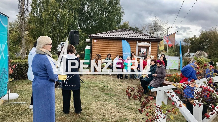 Главная картинка новости: Юбилей ахунского теремка сувениров супруги Небесные отметили посадкой деревьев для нового сквера и чаепитием с самоваром