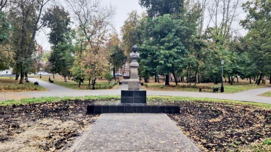 Главная картинка новости: Бюст Лермонтова в Пензе вернулся на свое место