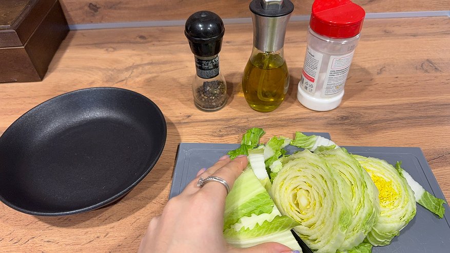 Главная картинка новости: Новый салат с пекинской капустой: такой вкусной пекинка еще не была - съедается до последней ложки