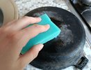 Беру соду и сковороды засверкают чистотой: простейший способ отчистить даже самую старую грязь и нагар