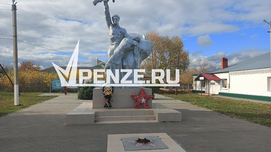 Главная картинка новости: Под знаменем Победы. Фото памятника «на века» и бюсты героям локальных войн в Тамале