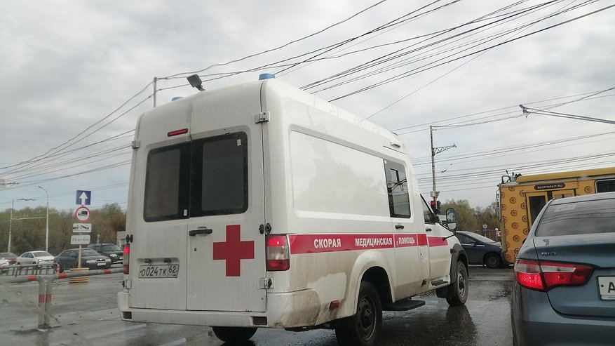 Главная картинка новости: Встал на красный сигнал светофора, а сзади скорая с мигалкой, как быть водителю, проехать вперёд или дождаться зеленого