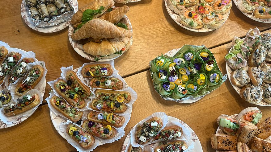 Главная картинка новости: Готовишь за минуты, а на столе — праздник: закуска, которая всех заставит ахнуть и просить добавки