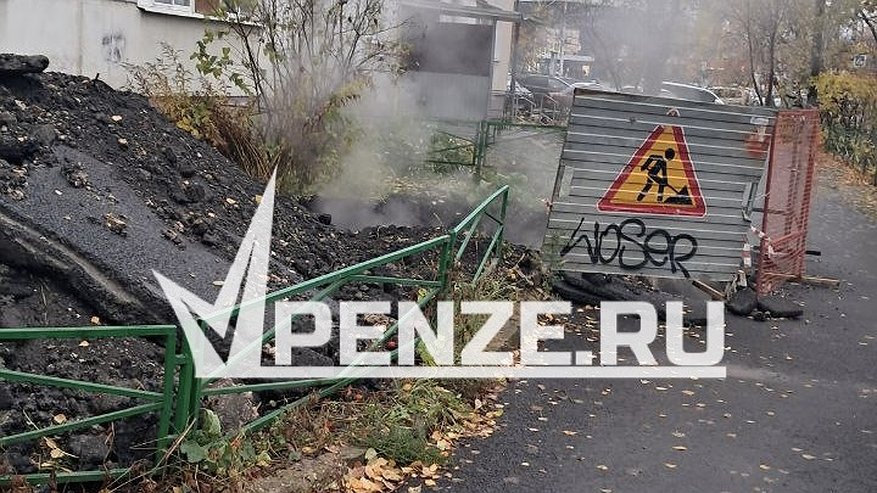 Главная картинка новости: Второй прокол за год: жители дома на улице Кулакова жалуются на «музыкальные» трубы и бесконечные раскопки