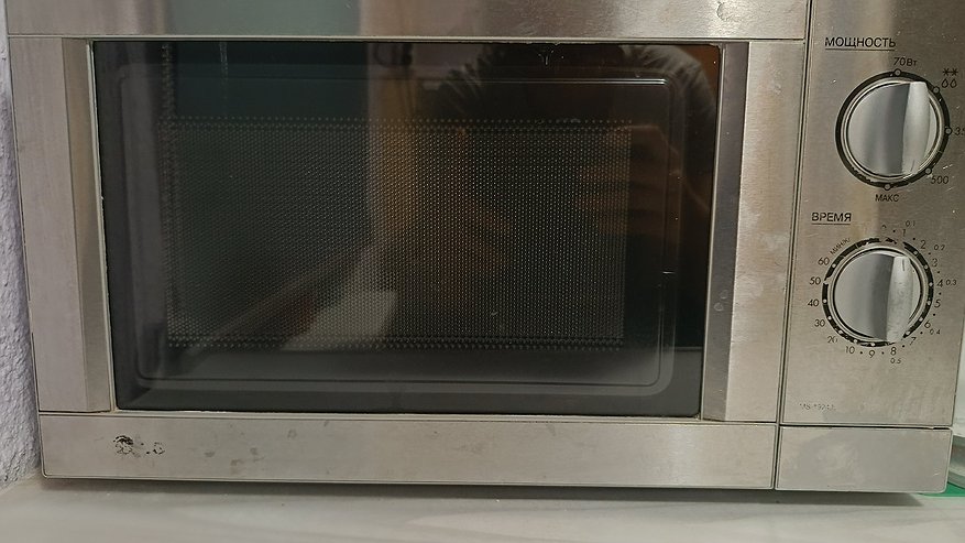 Главная картинка новости: Как очистить микроволновку за 5 минут без химии — проверенный способ, после которого она сияет как новая