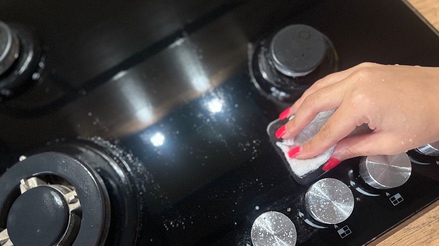 Главная картинка новости: Грязные ручки на плите теперь не проблема. Придумала хитрость, как их быстро отмыть до бела не снимая