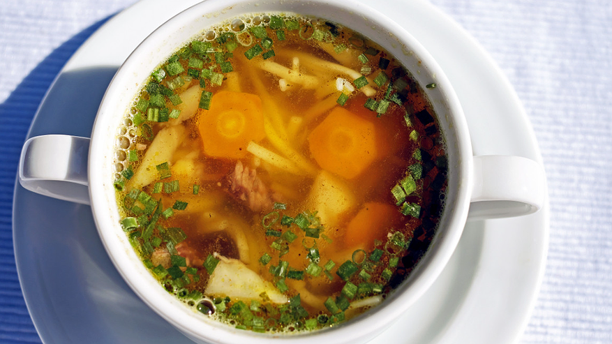 Главная картинка новости: Шеф-повар поставил точку в споре: нужно ли сливать первую воду при варке мясного бульона - запомните на всю жизнь