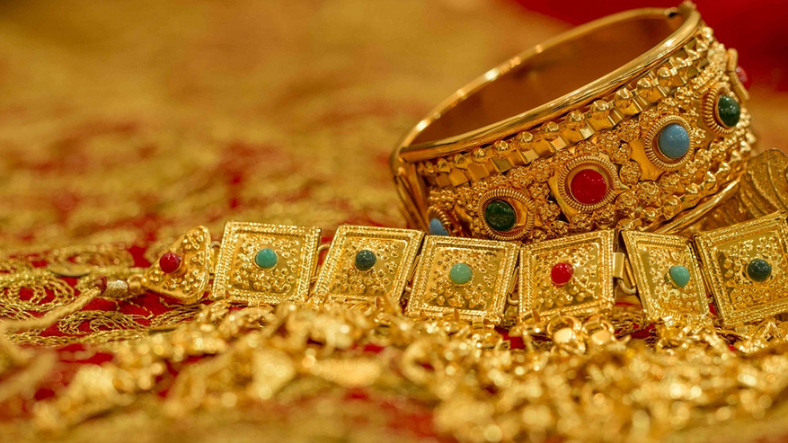 Главная картинка новости: Золото нельзя держать голыми руками. Причина удивит даже тех, кто носит его каждый день